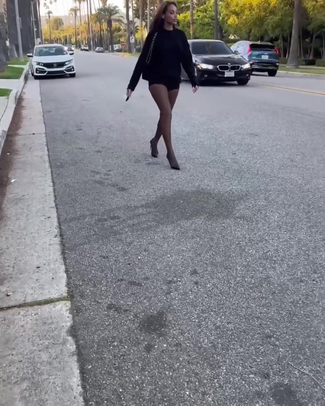 香車美女！杰倫-布朗女友這黑絲美腿你給幾分？