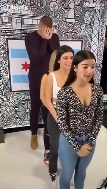這個是地表最強五花肉約老師嗎？與三位美女合拍賣萌撒嬌[允悲]