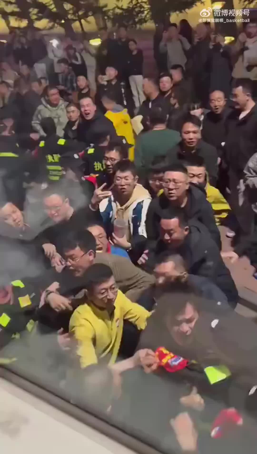 這梁子算是結下了！賽后山西球迷圍堵廣廈大巴