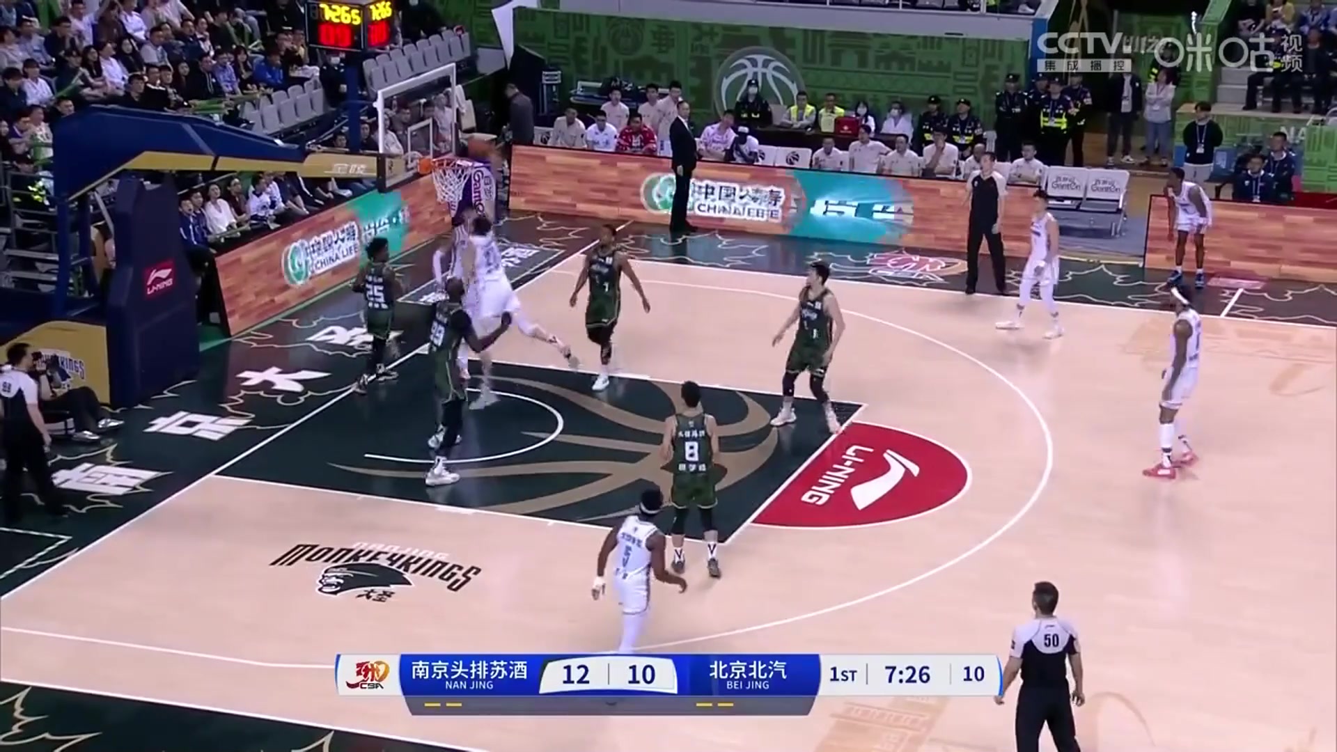 尷尬吐餅