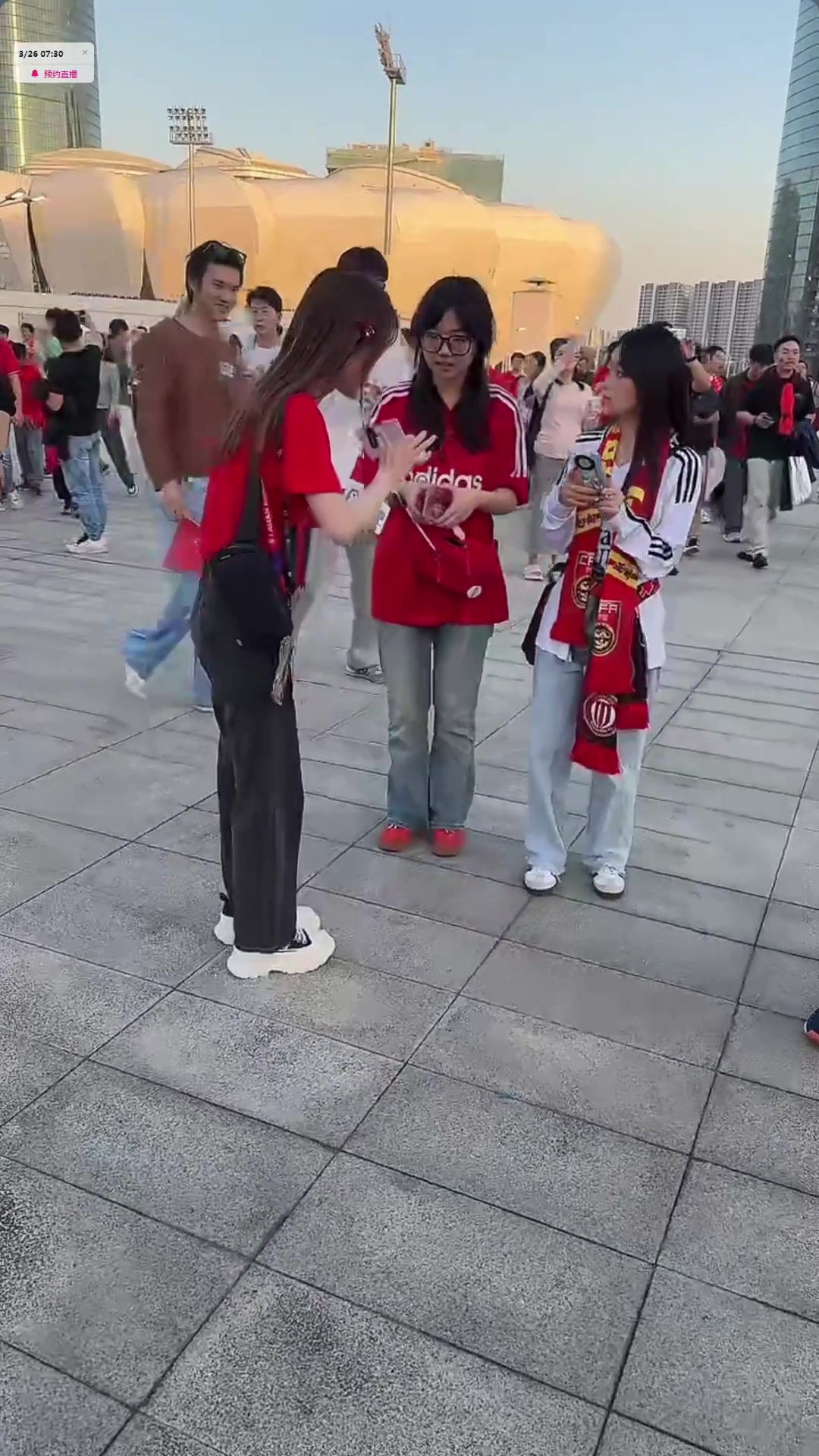 國足+皇馬女鐵粉！女球迷：爸爸媽媽不知道我來杭州看國足