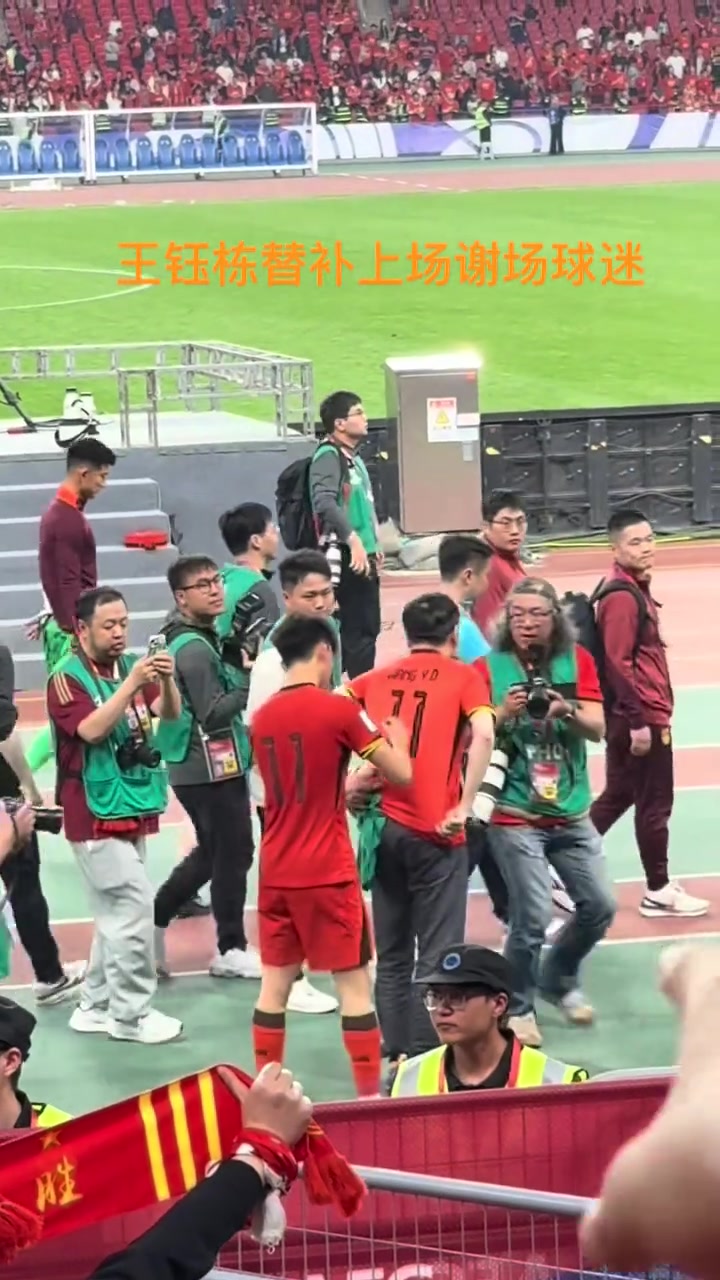 親和力！王鈺棟謝場給球迷簽名！