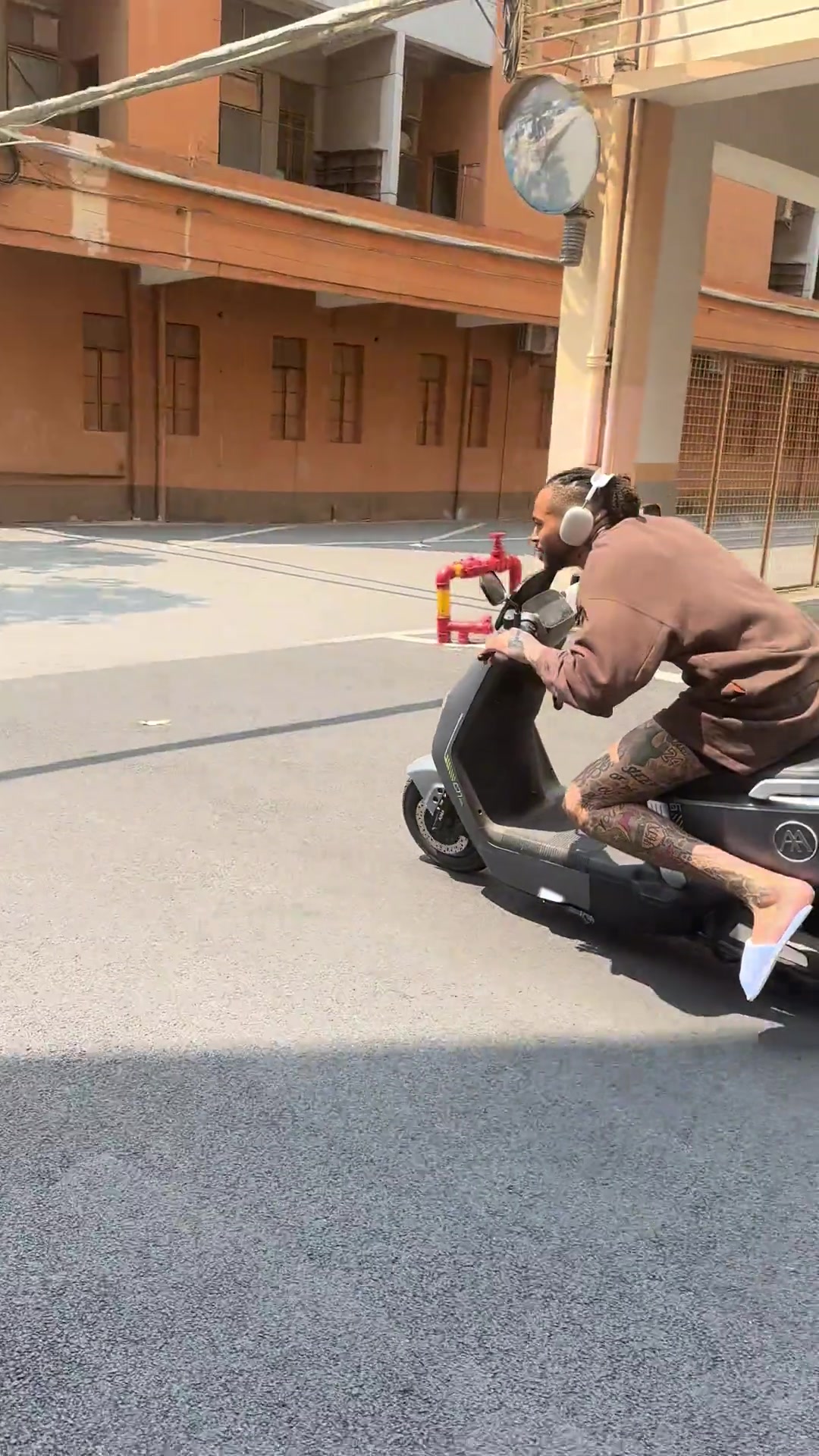 莫蘭德來廣東以后別的不說，車技是越來越溜了