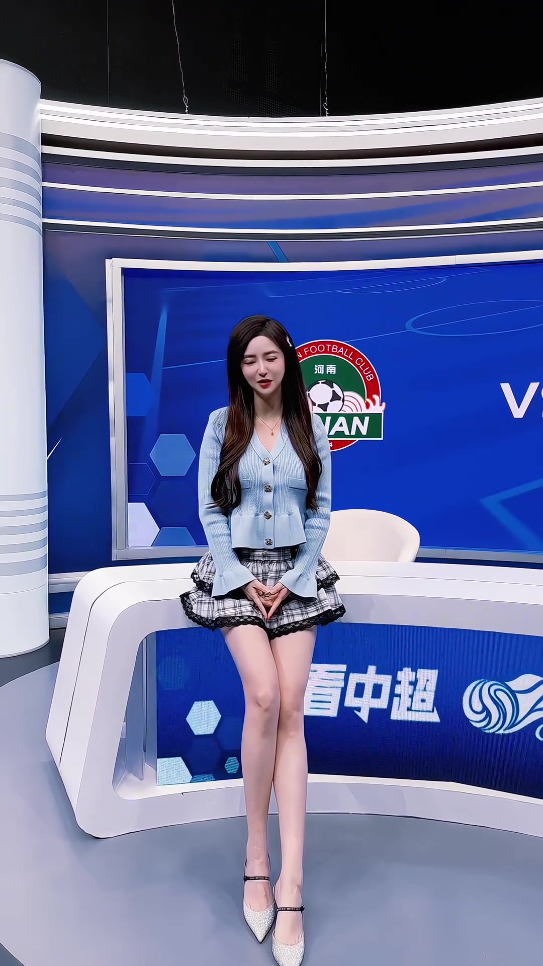 美女主播郭小仙播中超，不過怎么都聽不懂