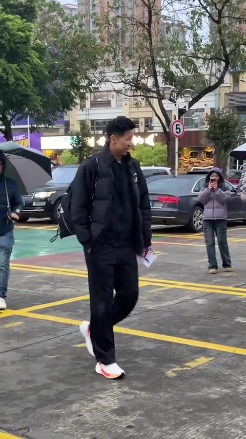 哈哈哈！黃牛推薦黃思靜優惠買票進場看比賽~給大哥整懵了哈