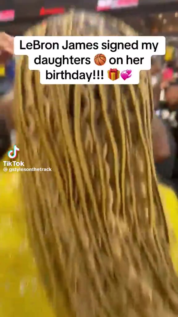 球迷發(fā)布視頻：詹姆斯給我女兒最好的生日禮物！親筆簽名籃球！