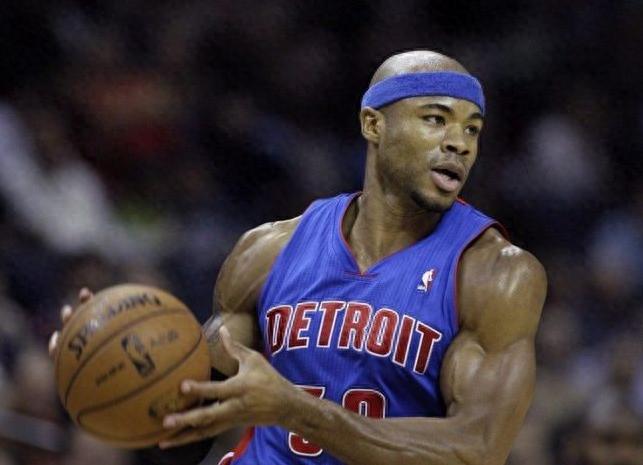 眾所周知NBA麒麟臂隨處可見，但把球衣穿出緊身衣效果就5人